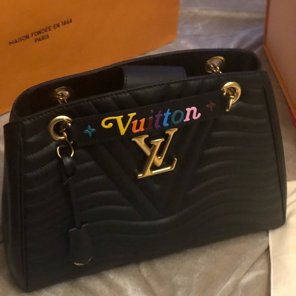 AUTHENTIC - LOUIS VUITTON NEW WAVE CHAIN TOTE